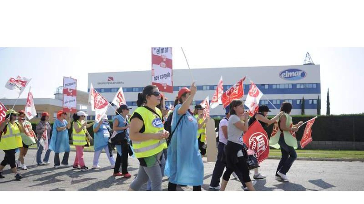 Trabajadores de la factoría de ultracongelados, a la salida de la empresa situada en el polígono de Onzonilla.