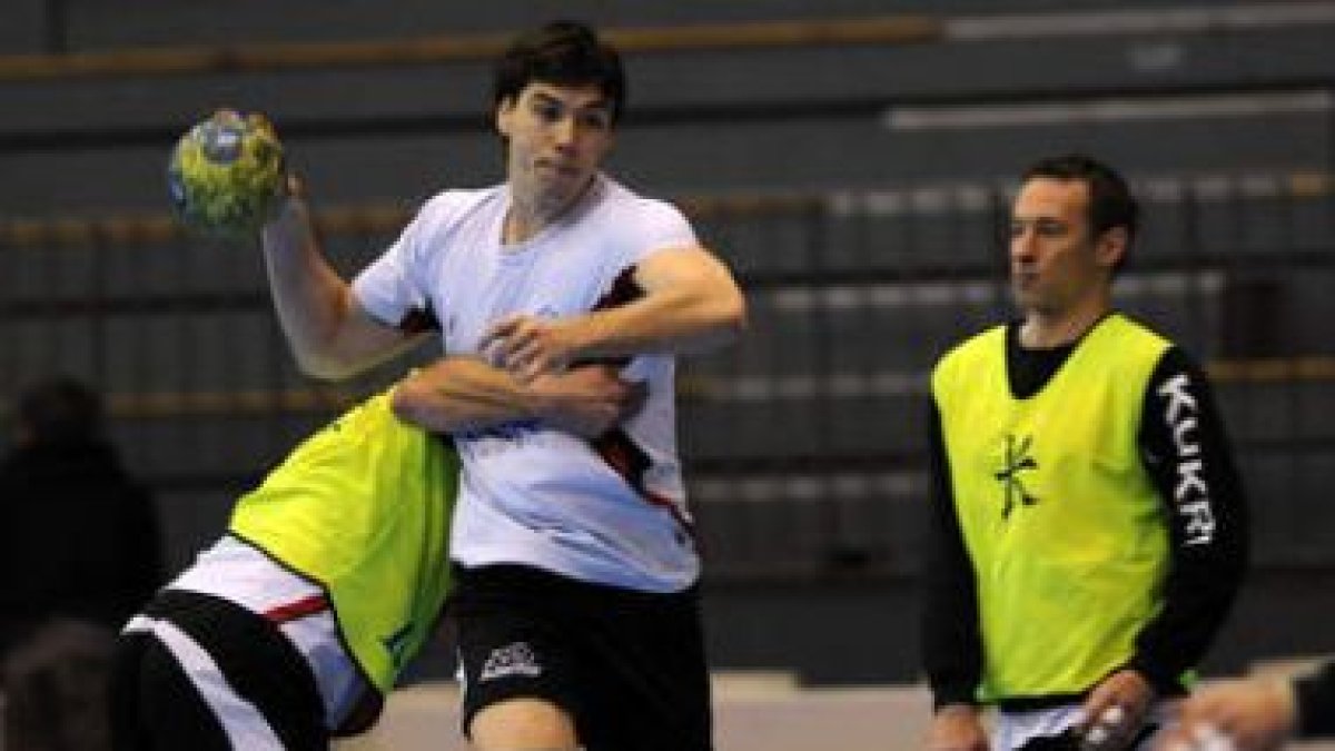 Aginagalde y Krivoshlykov durante un reciente entrenamiento del equipo leonés