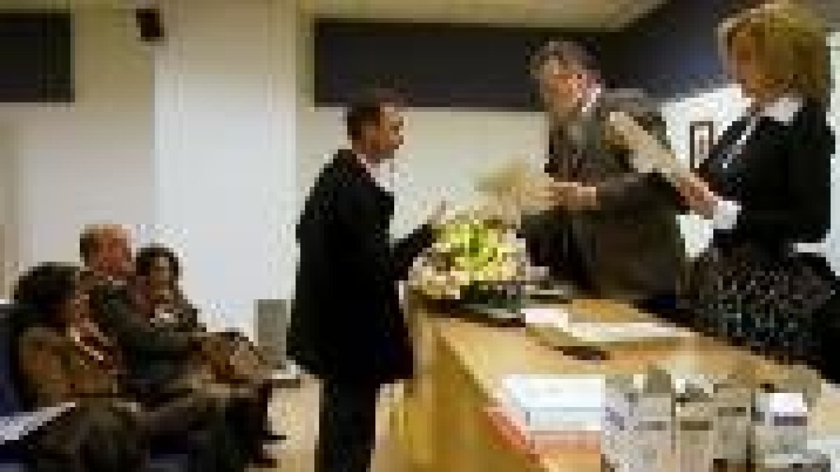 Uno de los titulados recibe en San Andrés el diploma del curso de la Uned