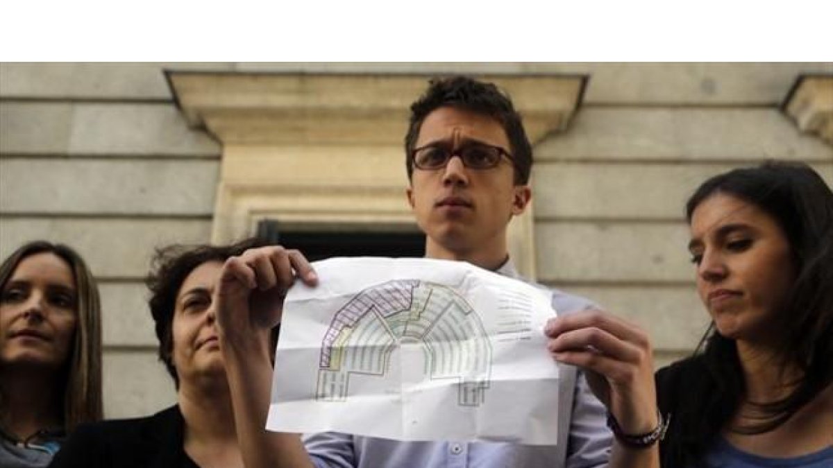 Íñigo Errejón muestra un plano con la distribución de los escaños en el hemiciclo del Congreso, ayer.