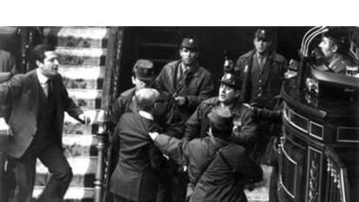 Gutiérrez Mellado es zarandeado ante Adolfo Suárez durante la entrada de Tejero al Congreso.