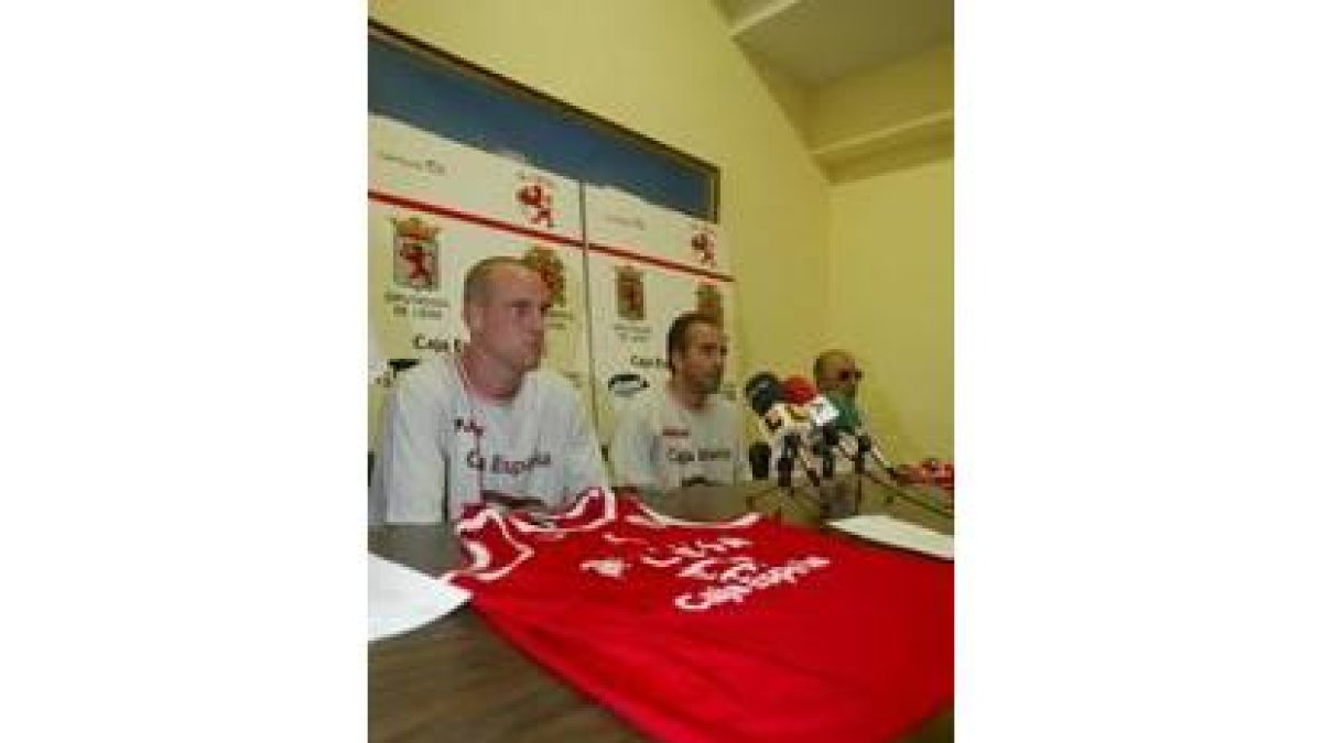 Tate Decker, a la izquierda, y César Alonso, en la presentación de ayer