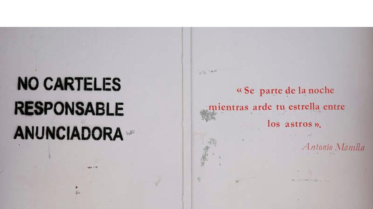 Leticia y su padre José regentan el Café Bar Silver en el barrio de La Palomera. El Diario de León nunca falta. «La clientela lo exige desde primera hora. ¿Y este año, qué?¿La Cultural sube a Segunda?, pregunta José con deseo. FERNANDO OTERO