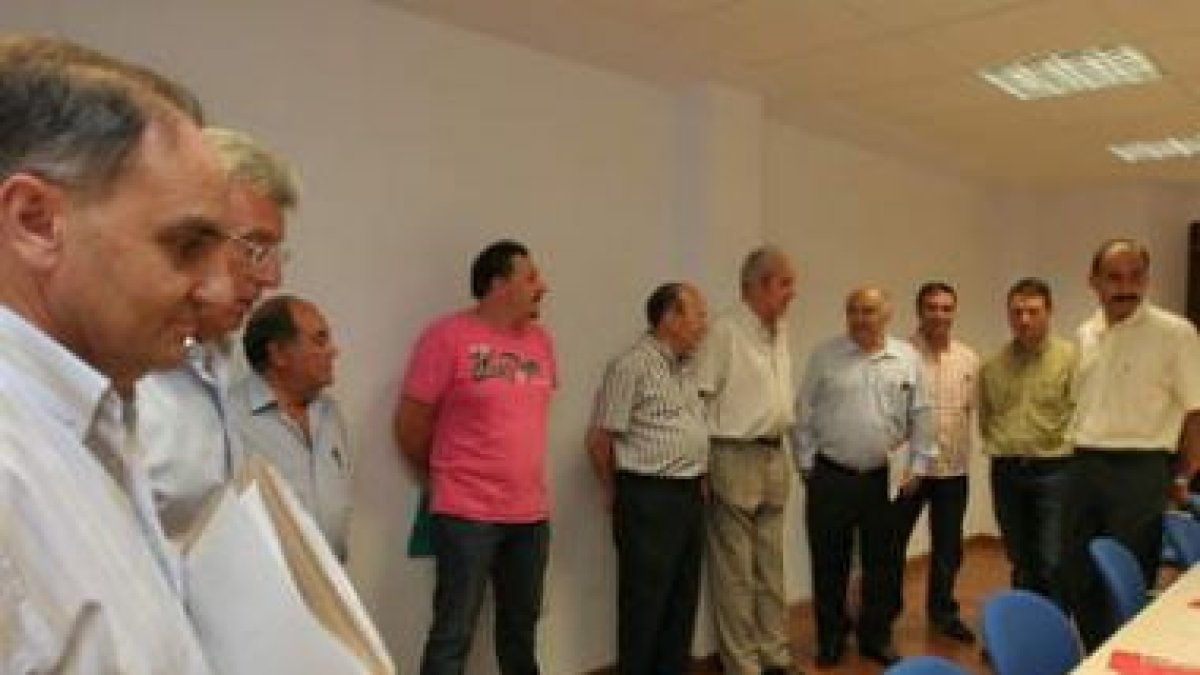 Algunos de los alcaldes, antes de la reunión en la Cámara de Comercio de Ponferrada.