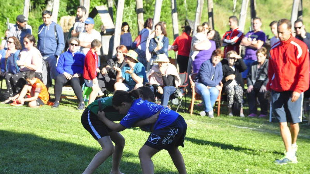 Valdepiélago acogió el torneo de base de la lucha. Á. QUIÑONES