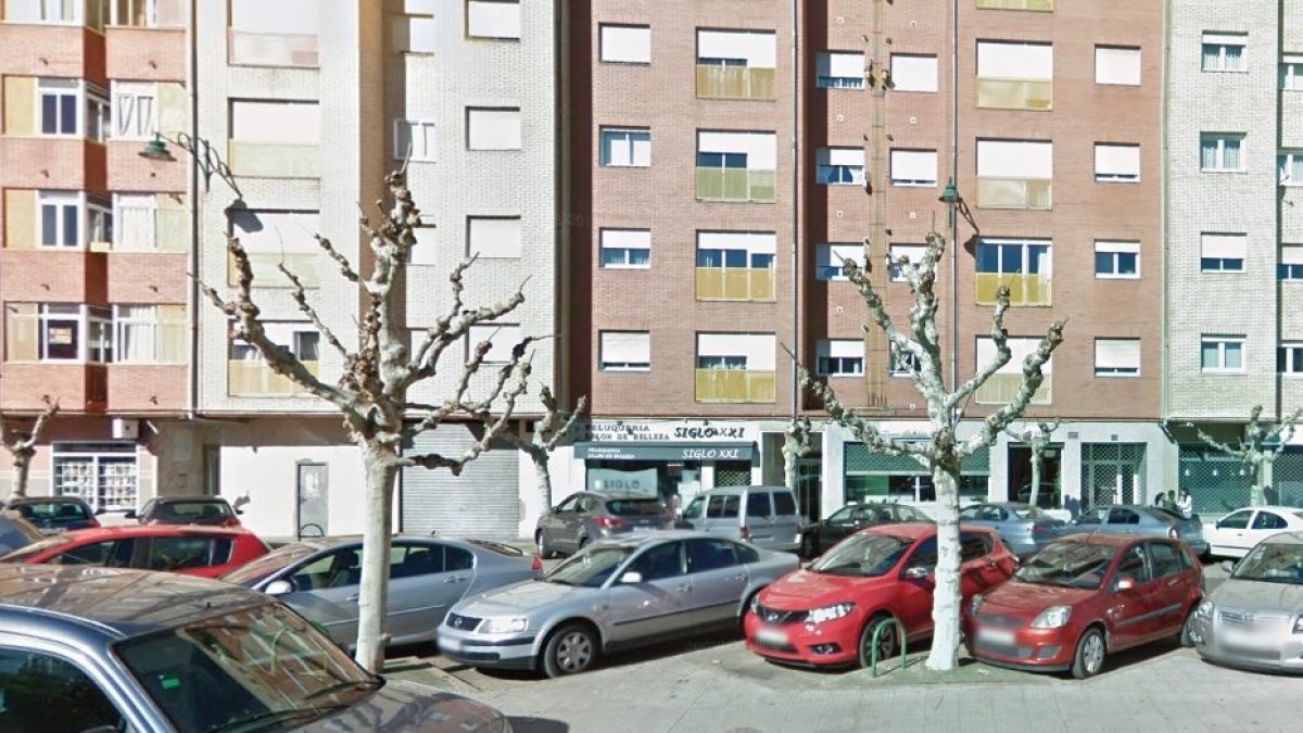 La calle Monteserín, en León, donde se produjo anoche el incendio en la cocina de una vivienda del número 8. GOOGLE MAPS