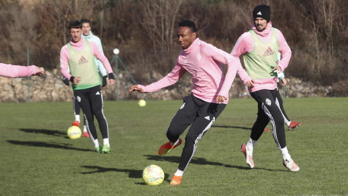 La Deportiva vuelve al trabajo después de la jornada de descanso de ayer, en la que nevó. L. DE LA MATA