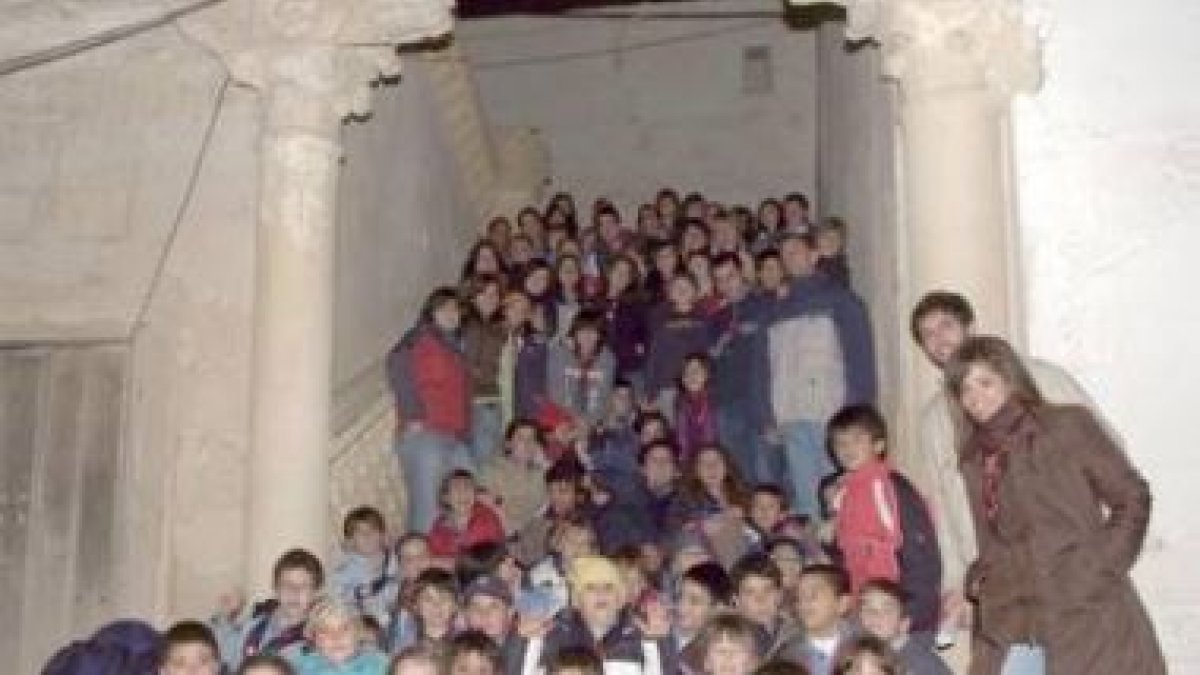El grupo de niños, procedentes de Valladolid, junto con sus monitores en el castillo