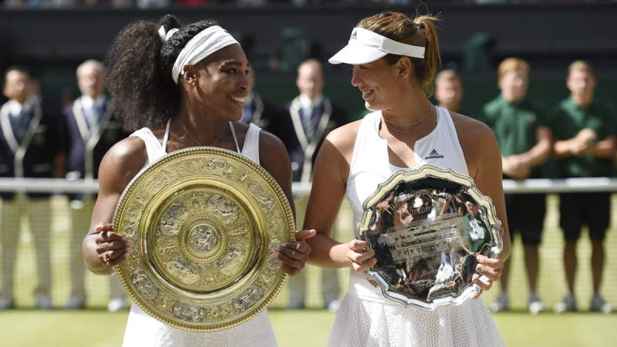 Serena Williams y Garbiñe Muguruza, sonrientes tras la final de Wimbledon.