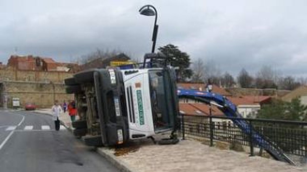 Así quedó el vehículo del Ayuntamiento mientras su grúa izaba una enorme piedra.