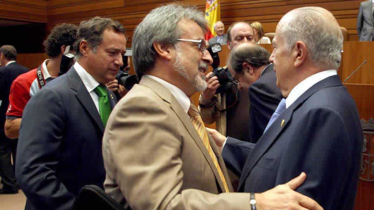 Valderas, de UPL, a la izquierda, y González, de IU, saludaron al Procurador del Común.
