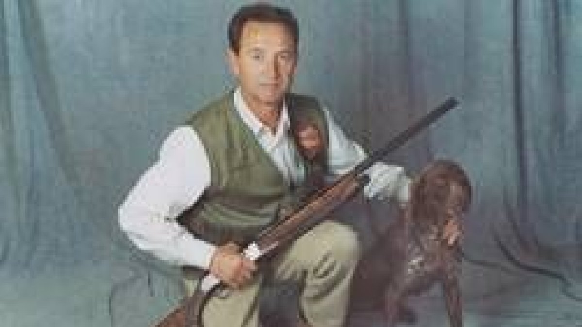 Pedro Cabezas, campeón provincial de caza en el 2003, posa junto a uno de sus perros