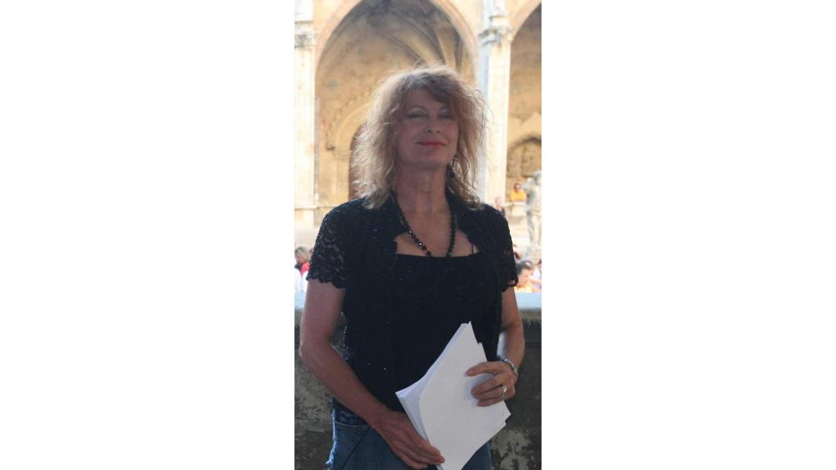 Imagen de archivo de la escritora leonesa Margarita Merino en el claustro de la Catedral