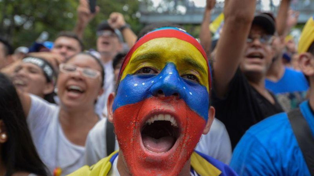 Un participante en la marcha de oposición a Maduro.