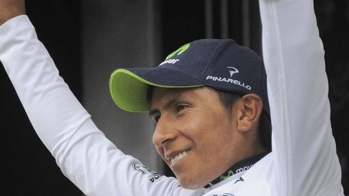 El ciclista colombiano Nairo Quintana, del Movistar, viste en el podium el maillot blanco de mejor joven tras disputar la 18ª etapa del Tour de Francia, entre las localidades de Gap y L'Alpe d'Huez, en Francia, hoy, jueves 18 de julio de 2013.