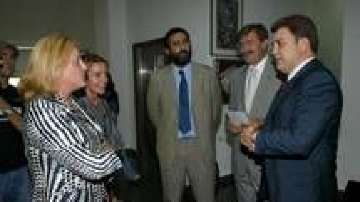 Carlos López Riesco conversa con los especialistas del curso