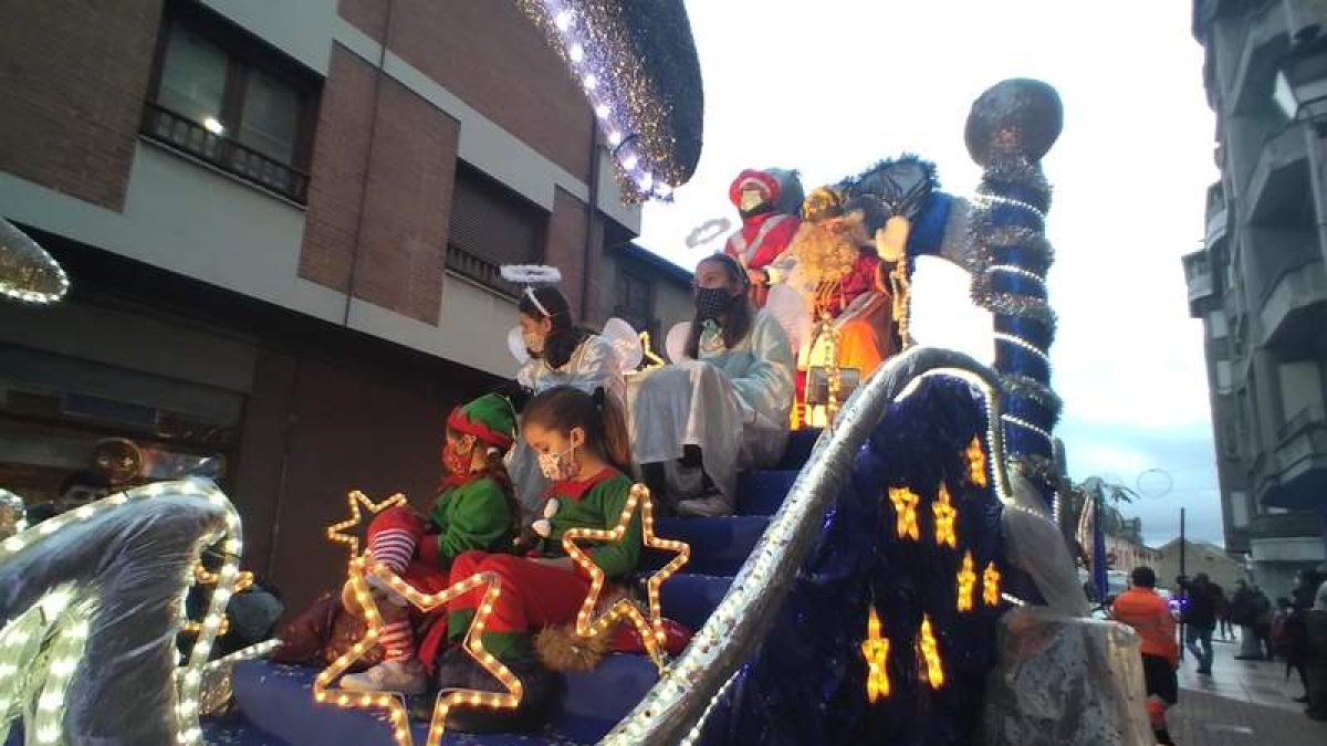 Bembibre celebró cabalgata por las calles de la localidad antes del oscurecer. CEBRONES