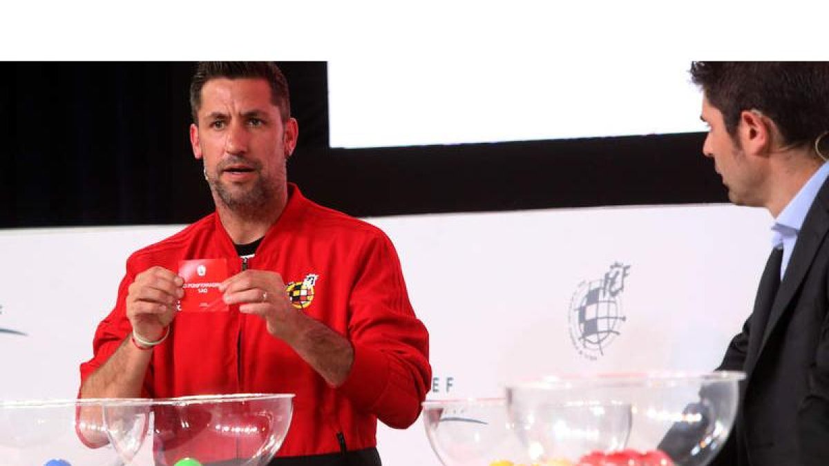 Joan Capdevila fue el encargado de extraer las bolas y decidió el rival de la Deportiva en esta eliminatoria. RAQUEL P. VIECO