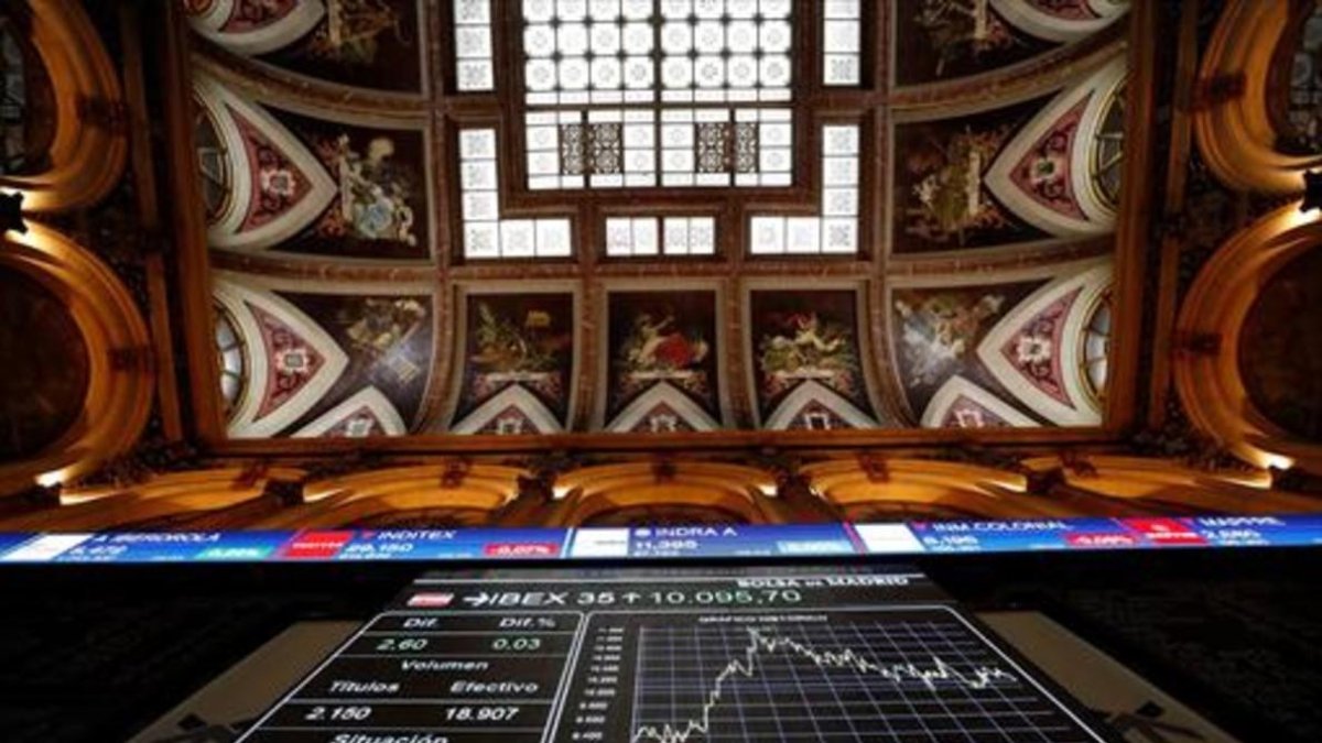 Panel con las cotizaciones del Ibex 35 en la Bolsa de Madrid., en una imagen de archivo