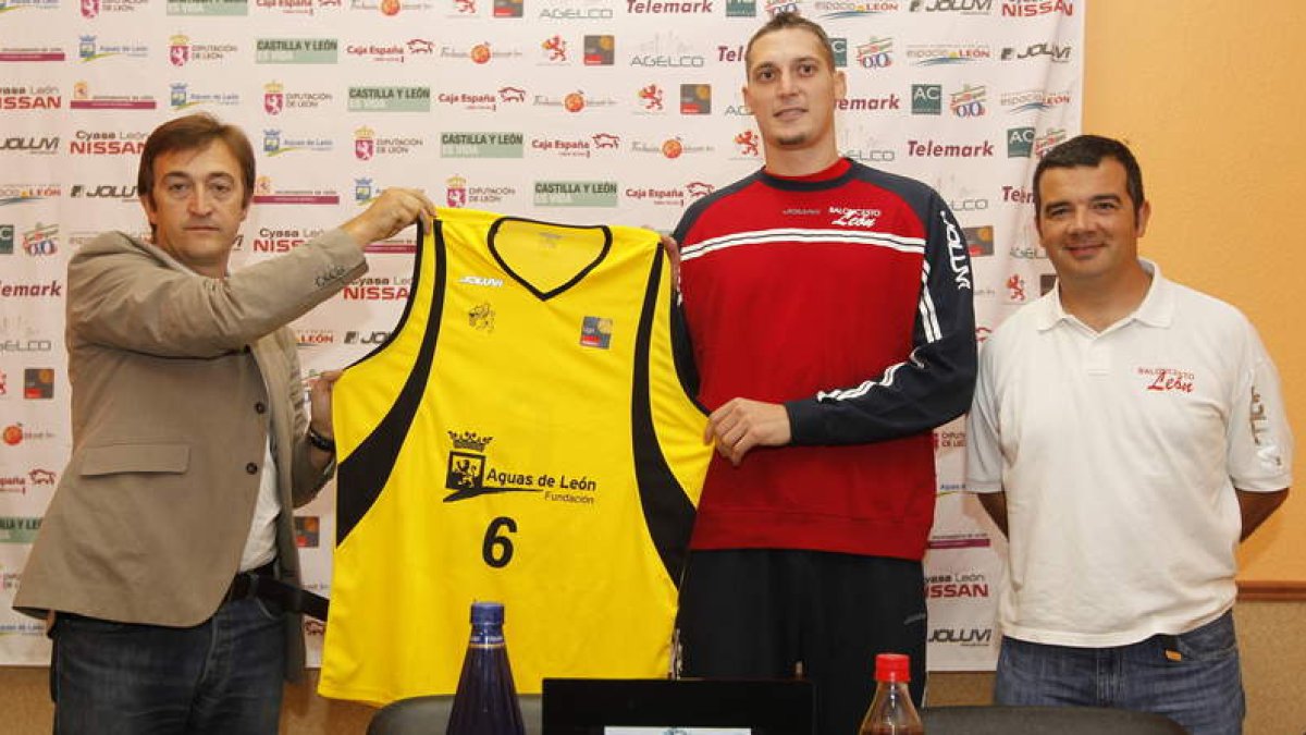 Mortellaro, entre Joaquín Rodríguez y De Grado, con el número seis que lucirá en Baloncesto León.