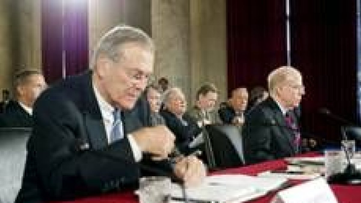 El secretario de defensa estadounidense, Rumsfeld, en una reunión