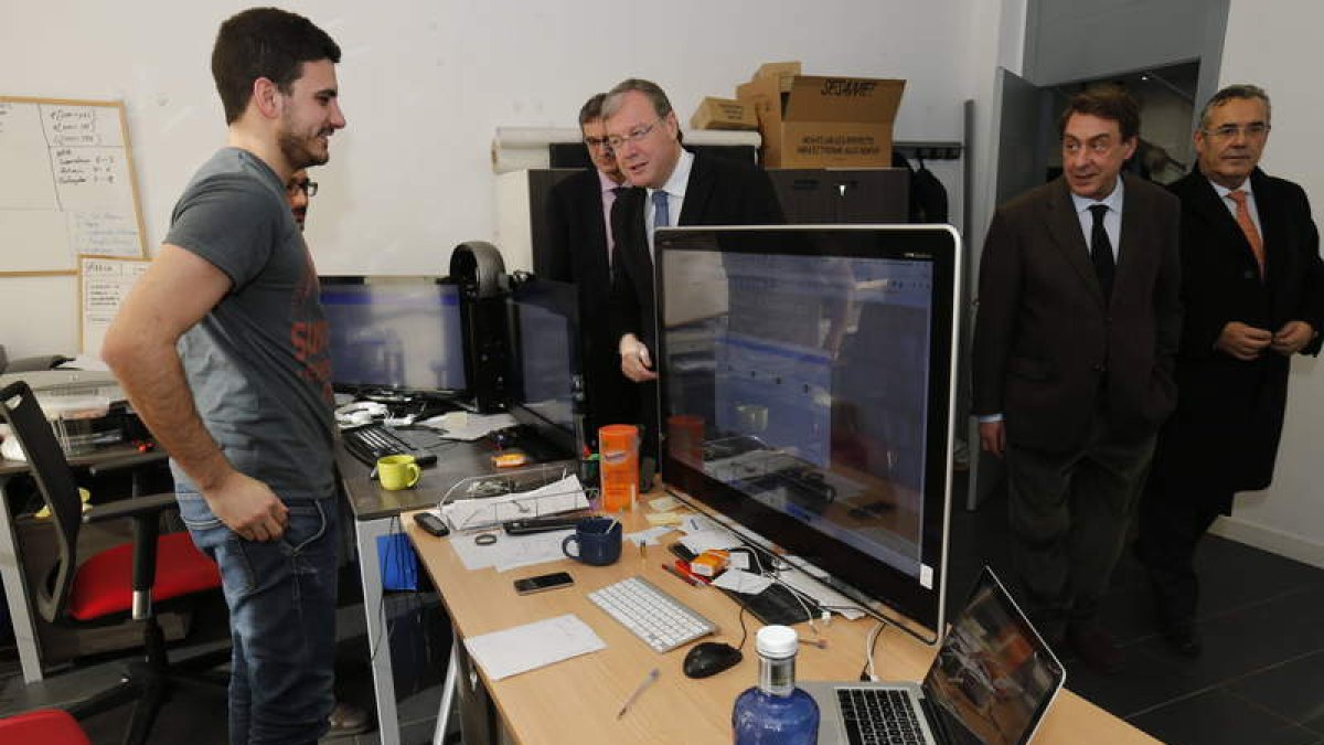 Silván, junto a García-Prieto y Rajoy, ayer, en las instalaciones del Cebt de Eras. ramiro