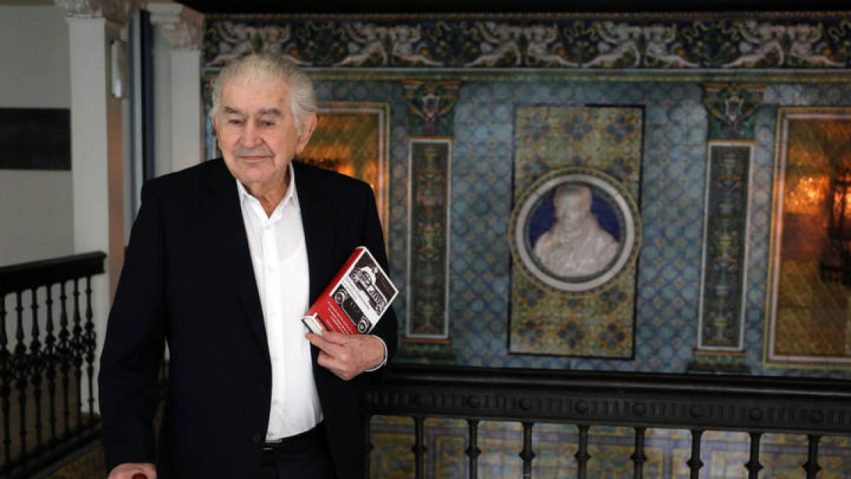 Antonio Gamoneda junto a la réplica de la placa conmemorativa que figura desde ayer en Oviedo en su casa natal en la calle Melquíades Álvarez. J. L. CEREIJIDO