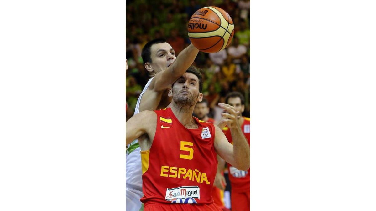 Balazic intenta hacerse con el balón por encima de Rudy.