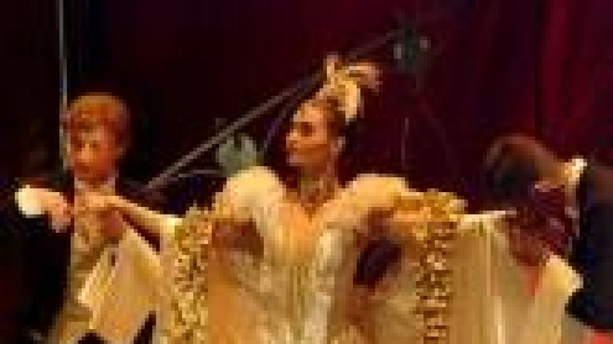 Una escena de «La viuda alegre» por el Ballet de la Ópera de Brno
