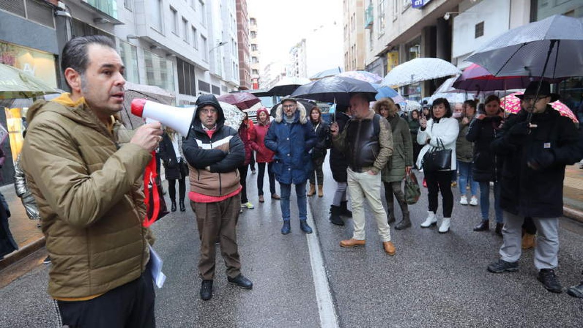 Un grupo de medio centenar de personas se concentró ayer en el tramo de Camino de Santiago en el que arrancan las obras. L. DE LA MATA