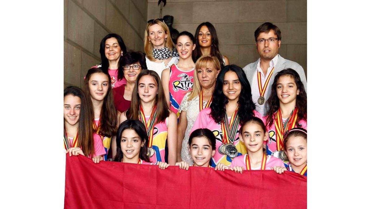 Las gimnastas del Club Ritmo posan con Isabel Carrasco.