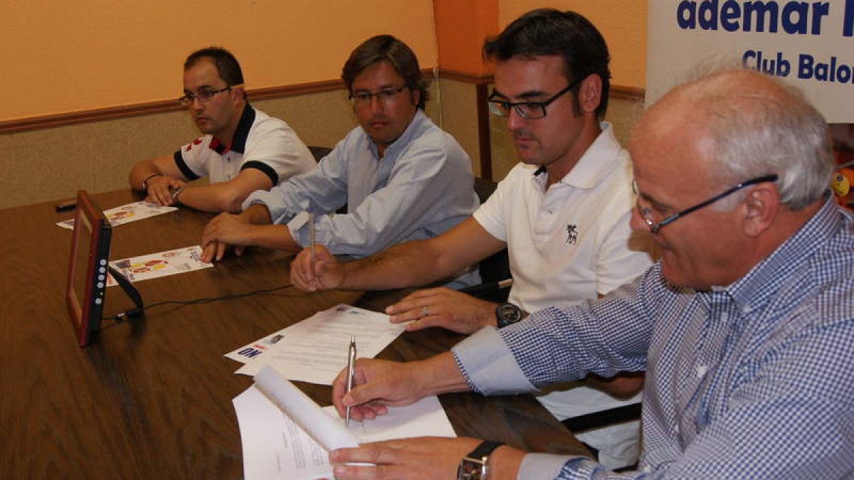 Dani Gordo, Emilio Orejas, René Mira y Serafín Vázquez firman el convenio.