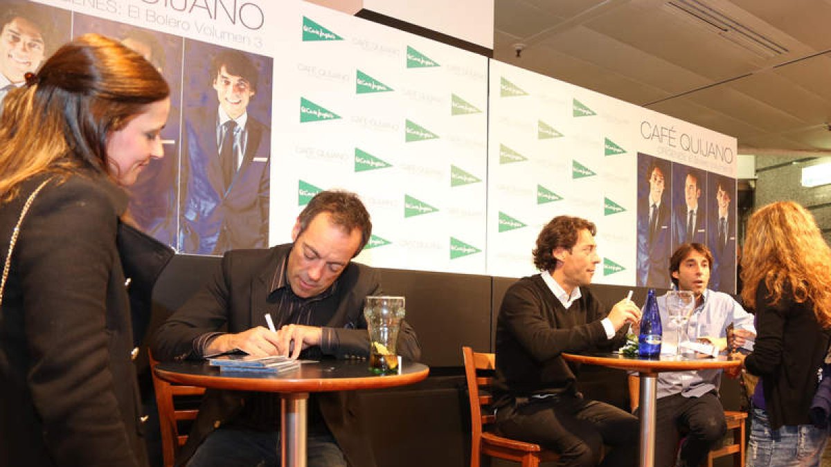 Los Quijano durante la firma de discos