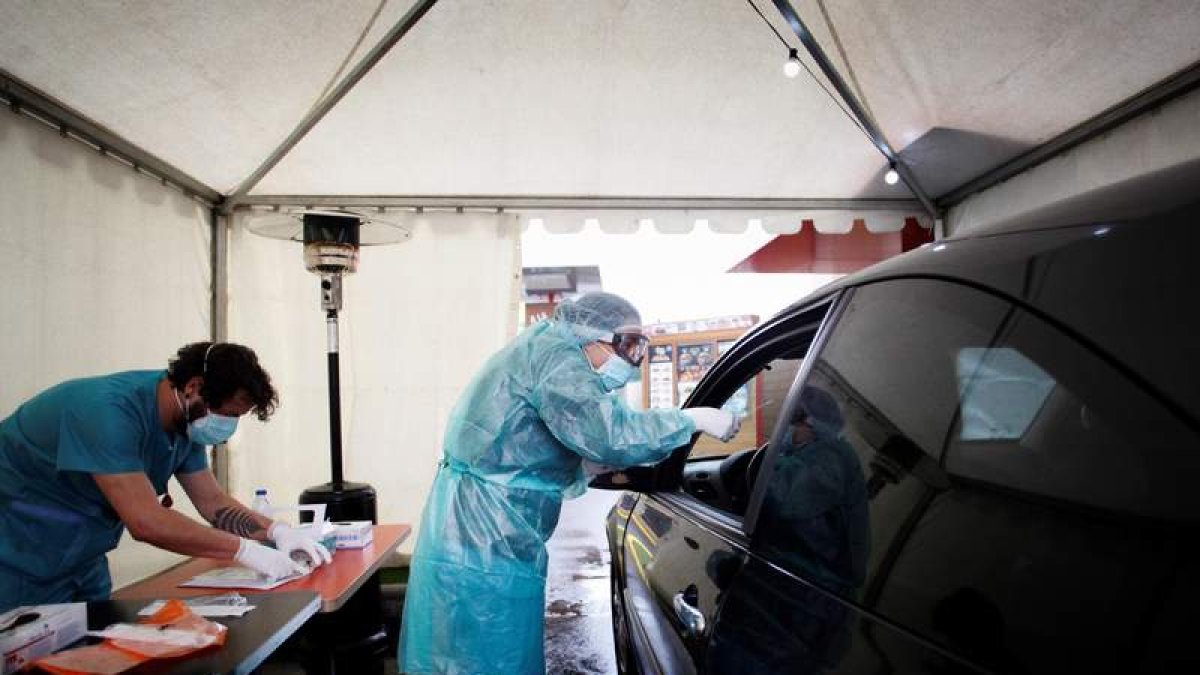 Un sanitario hace test rápidos con cita previa.