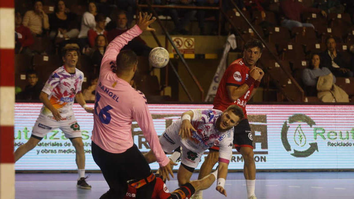 Los hermanos Virbauskas regresaron al equipo a un gran nivel tras sus lesiones y ayudaron a catapultar al Ademar hacia el triunfo frente a Granollers. FERNANDO OTERO