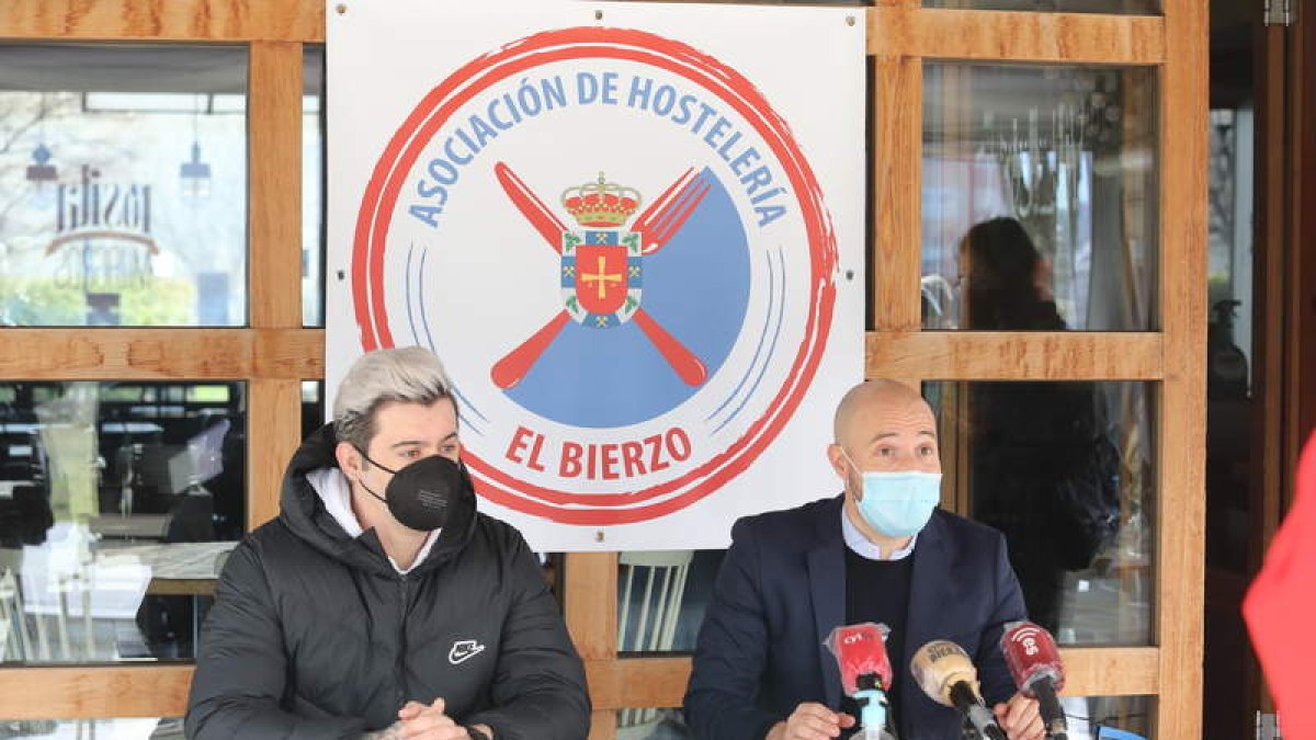 Los hosteleros, ayer, en la rueda de prensa que ofrecieron para denunciar su situación. L. DE LA MATA