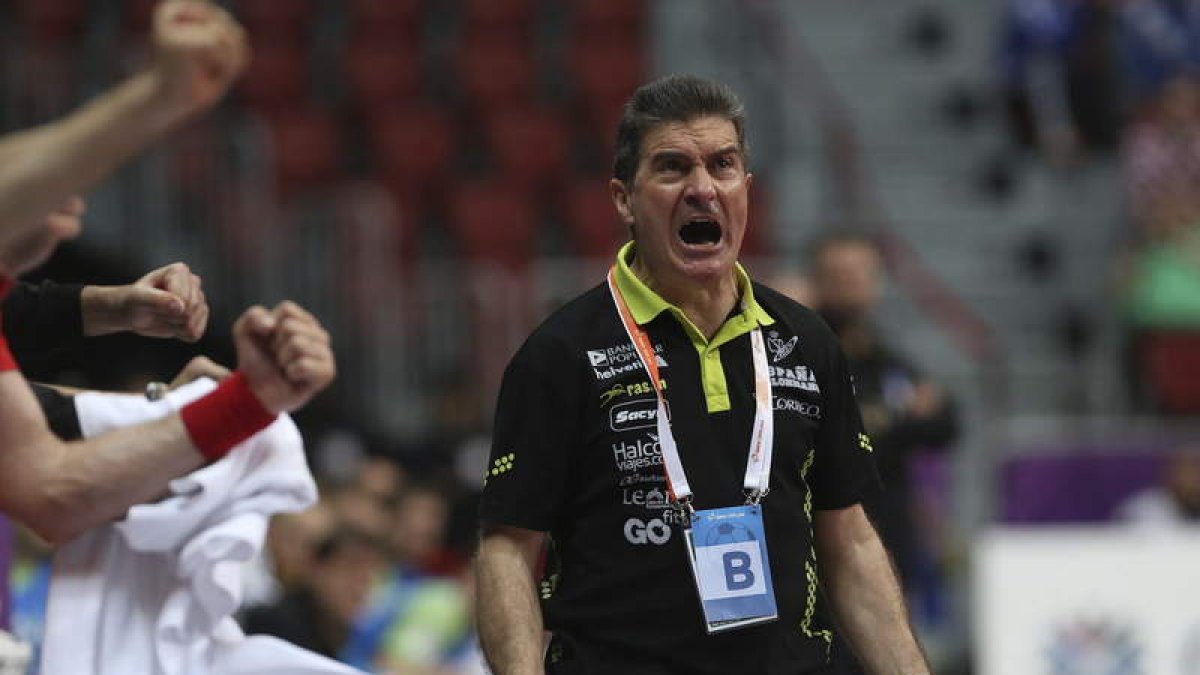 El entrenador leonés Manolo Cadenas, durante el último Mundial. OLIVER WEIKEN