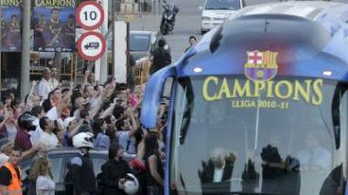La afición despide al Barça antes de partir con destino a Londres.
