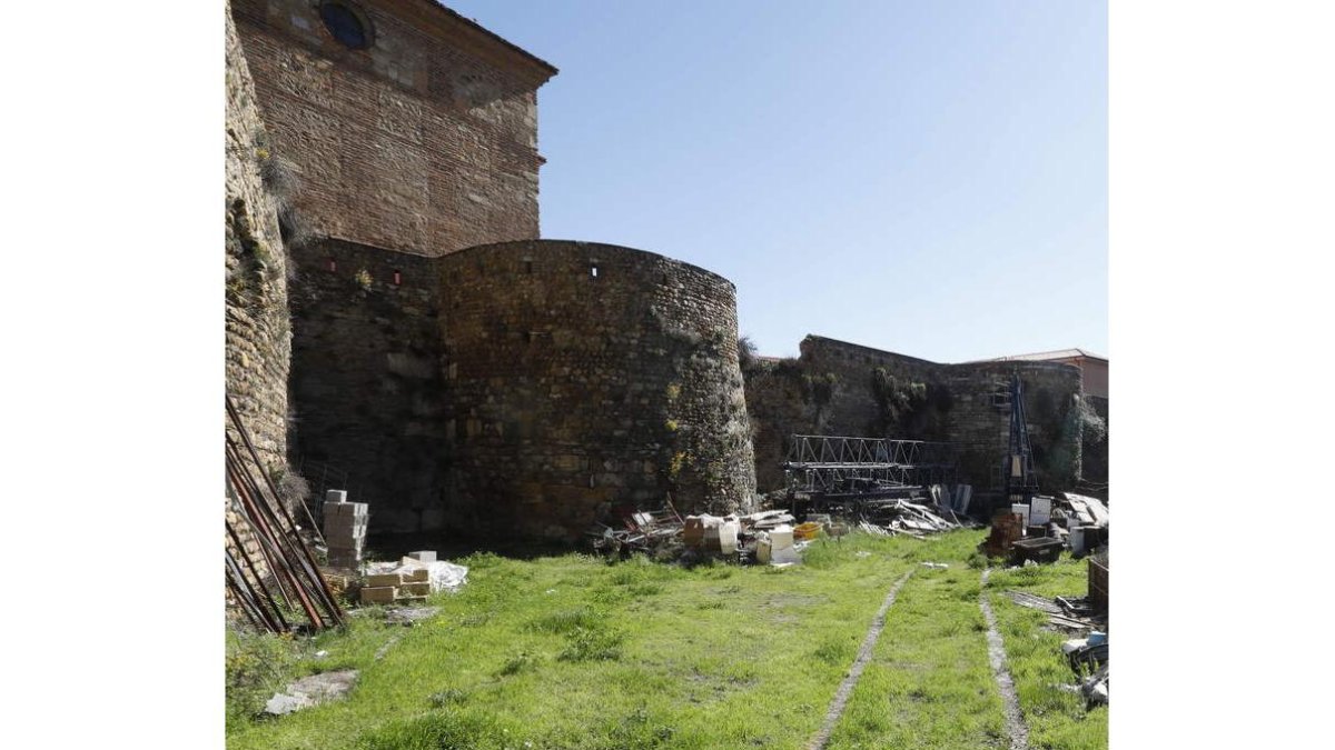 Tramo de Era del Moro ‘engullido’ por una tapia. MARCIANO