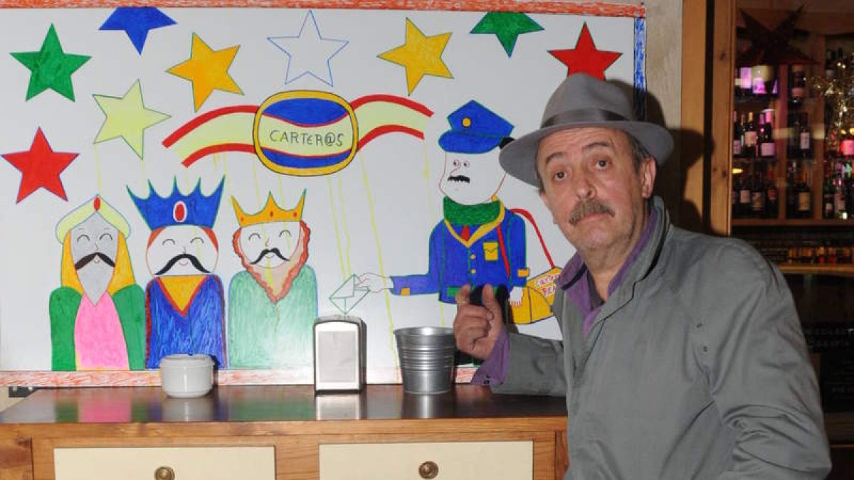 El cartero leonés Javier Arias expone su obra en el bar Correo.