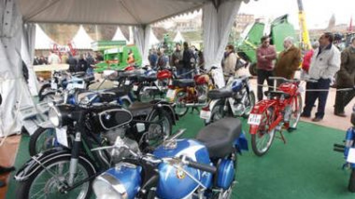 Exposición de motos antiguas restauradas por Ramón Marinelli García.