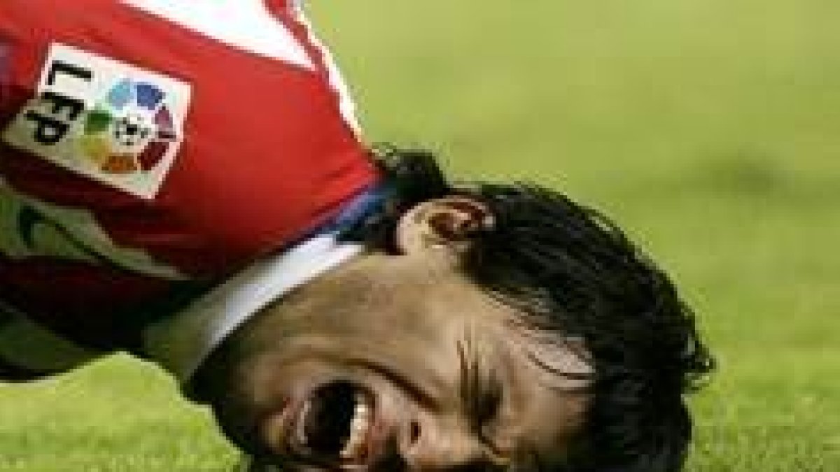 El Kun Agüero, que terminaría siendo expulsado, sufrió entradas muy duras a lo largo del partido