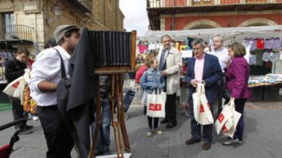 Fernández lideró la visita de los socialistas al mercado tradicional de la plaza Mayor.