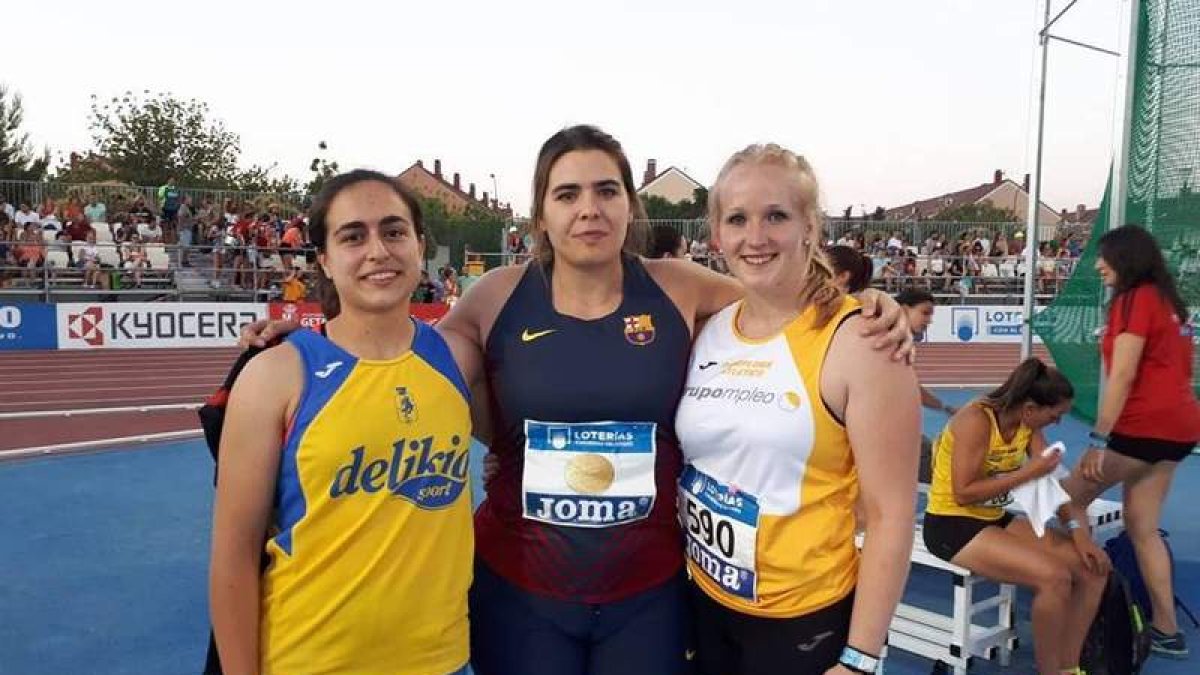 Sabina Asenjo, junto a sus dos compañeras en el podio. GASPAR LUNA