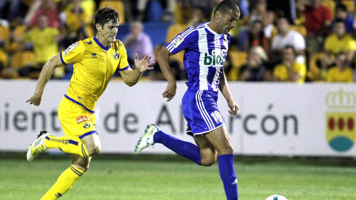 Yuri, a la derecha, se convirtió en un incordio constante para la defensa alfarera. A los catorce minutos de juego marcó el gol que a la postre dio la victoria a los blanquiazules ante el Alcorcón en Santo Domingo.