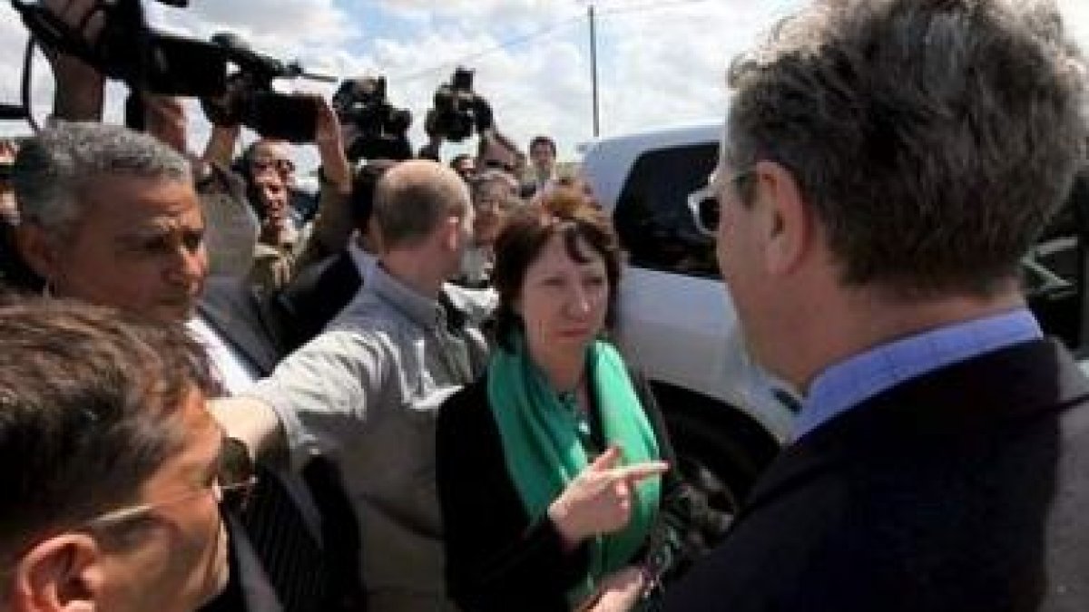 Catherine Ashton conversa con un funcionario de la ONU en el paso fronterizo de Erez.