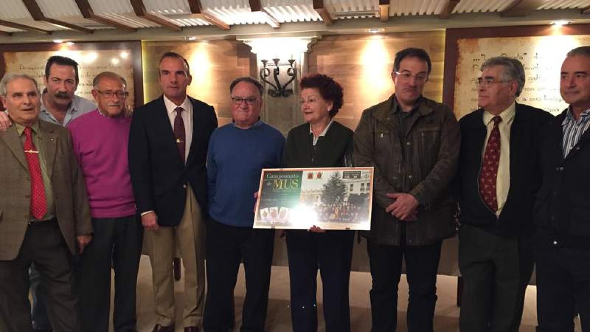 Los organizadores del veterano torneo, junto al coronel Blanco y al alcalde, Arsenio García.
