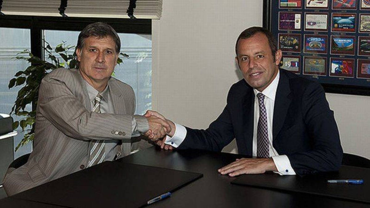 Gerardo 'Tata' Martin y Sandro Rosell, durante la firma del contrato.