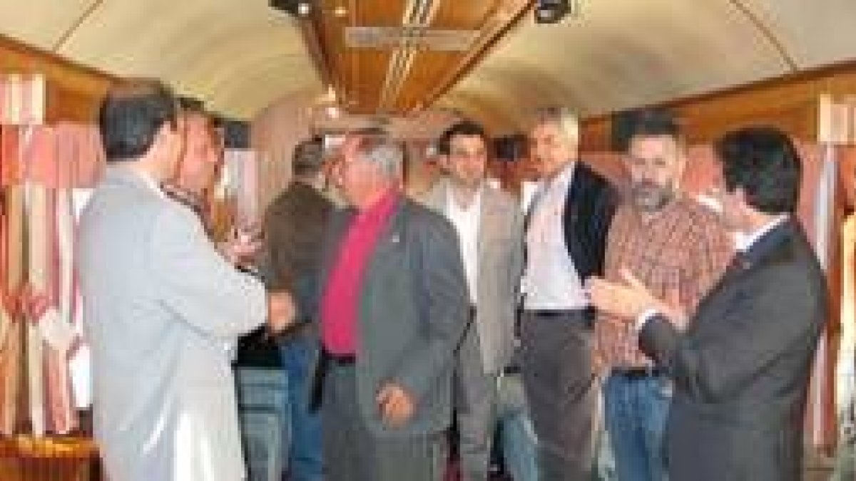 Los políticos de la zona visitaron el interior del Transcantábrico