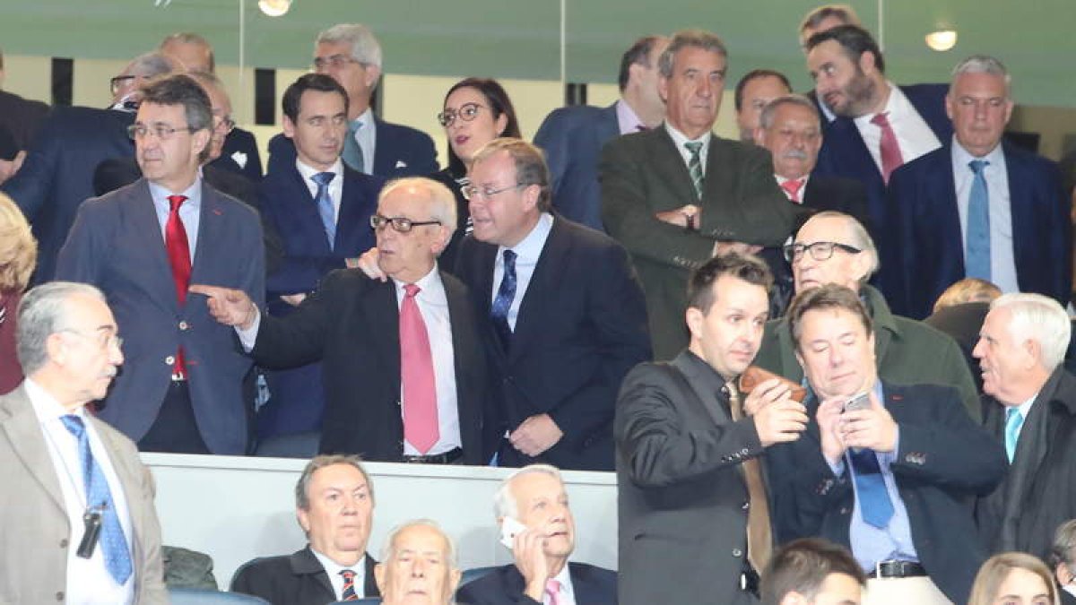 El palco del Bernabéu contó con mucho protagonismo leonés como muestra la imagen con Juan Martínez Majo, Manuel Núñez Pérez y Antonio Silván. RAMIRO/MARCIANO